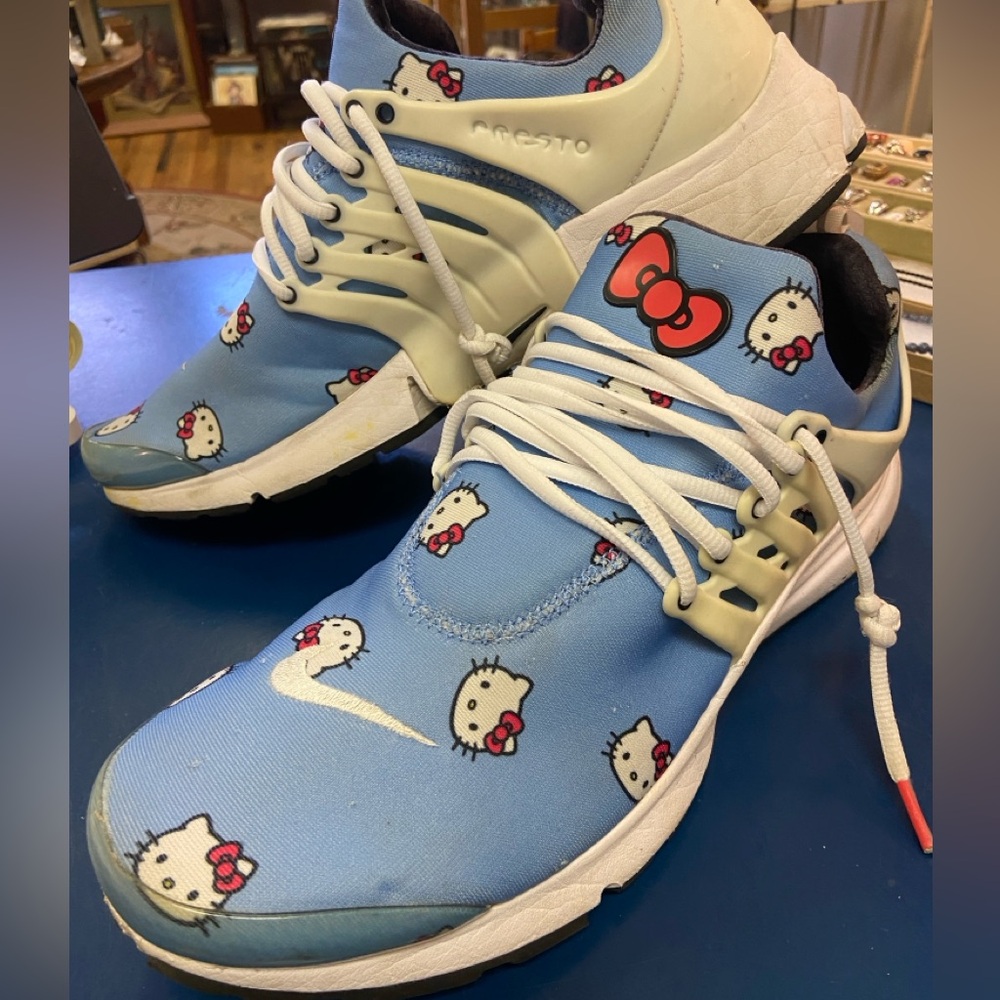 Hello Kitty Sanrio Nike Men’s Size 14 Good Condition